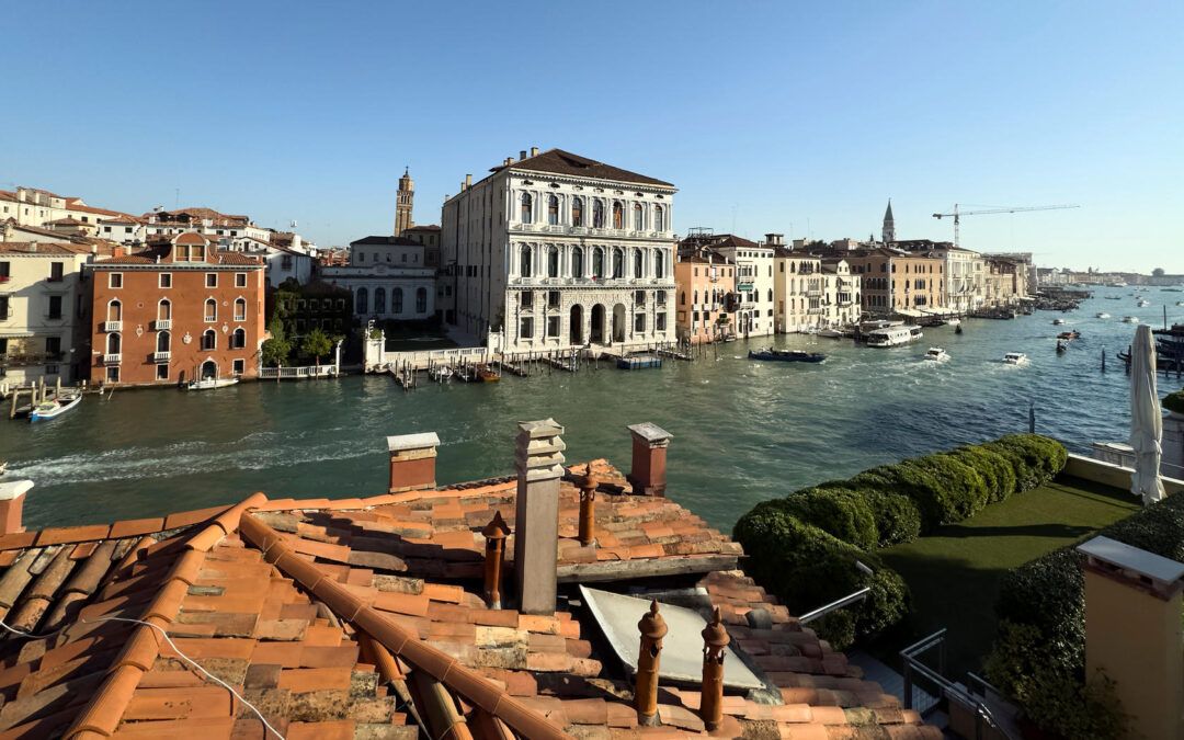 Walk among the contemporary architecture in Venice